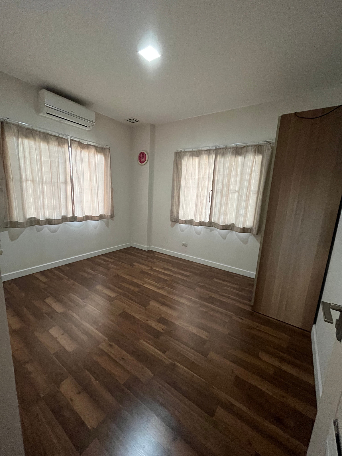 For SaleHouseSeri Thai, Ramkhamhaeng Nida : 🏠 Spacious Lakeside Family Home in Mantana Onnut–Wongwaen | 5 Bedrooms with Private Garden & 4-Car Parking | Near Mega Bangna and Major Expressways