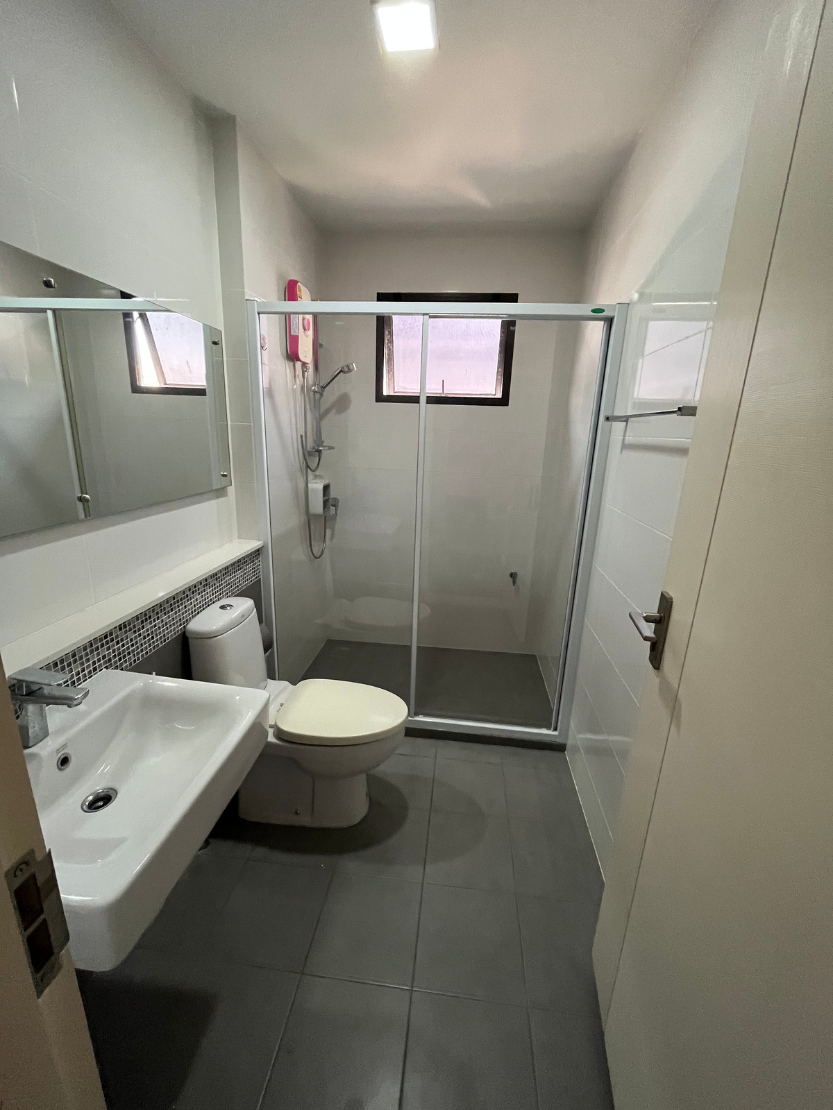 For SaleHouseSeri Thai, Ramkhamhaeng Nida : 🏠 Spacious Lakeside Family Home in Mantana Onnut–Wongwaen | 5 Bedrooms with Private Garden & 4-Car Parking | Near Mega Bangna and Major Expressways