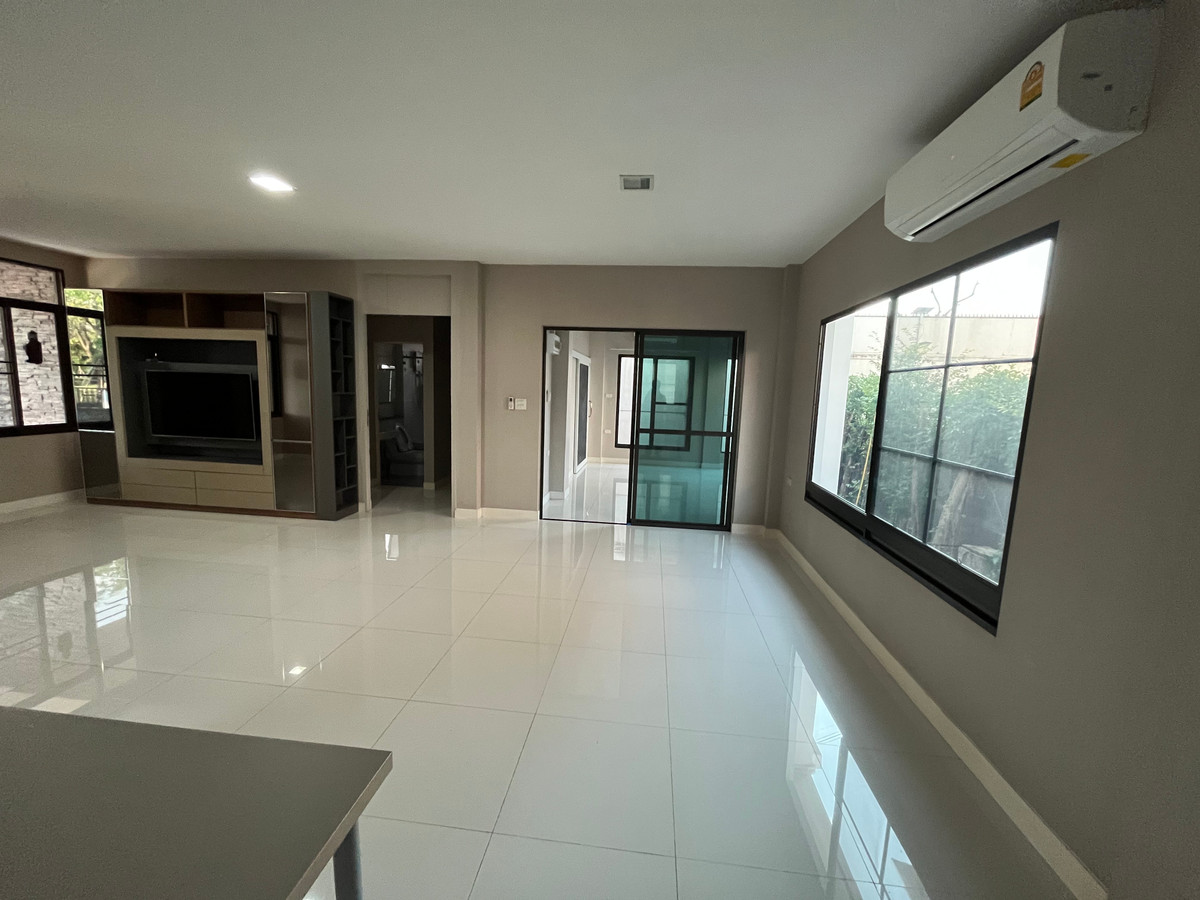 For SaleHouseSeri Thai, Ramkhamhaeng Nida : 🏠 Spacious Lakeside Family Home in Mantana Onnut–Wongwaen | 5 Bedrooms with Private Garden & 4-Car Parking | Near Mega Bangna and Major Expressways