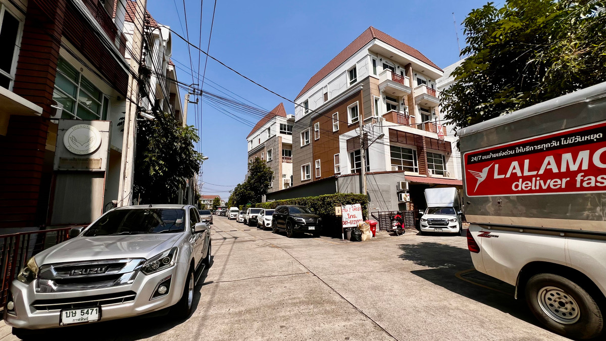 ขายทาวน์โฮมเกษตร นวมินทร์ ลาดปลาเค้า : ขาย ทาวน์โฮม 4 ชั้น Premium Place เอกมัย–รามอินทรา | ทำเลศักยภาพ ใกล้เลียบด่วน | เหมาะอยู่อาศัย–ทำออฟฟิศ–ลงทุนปล่อยเช่า