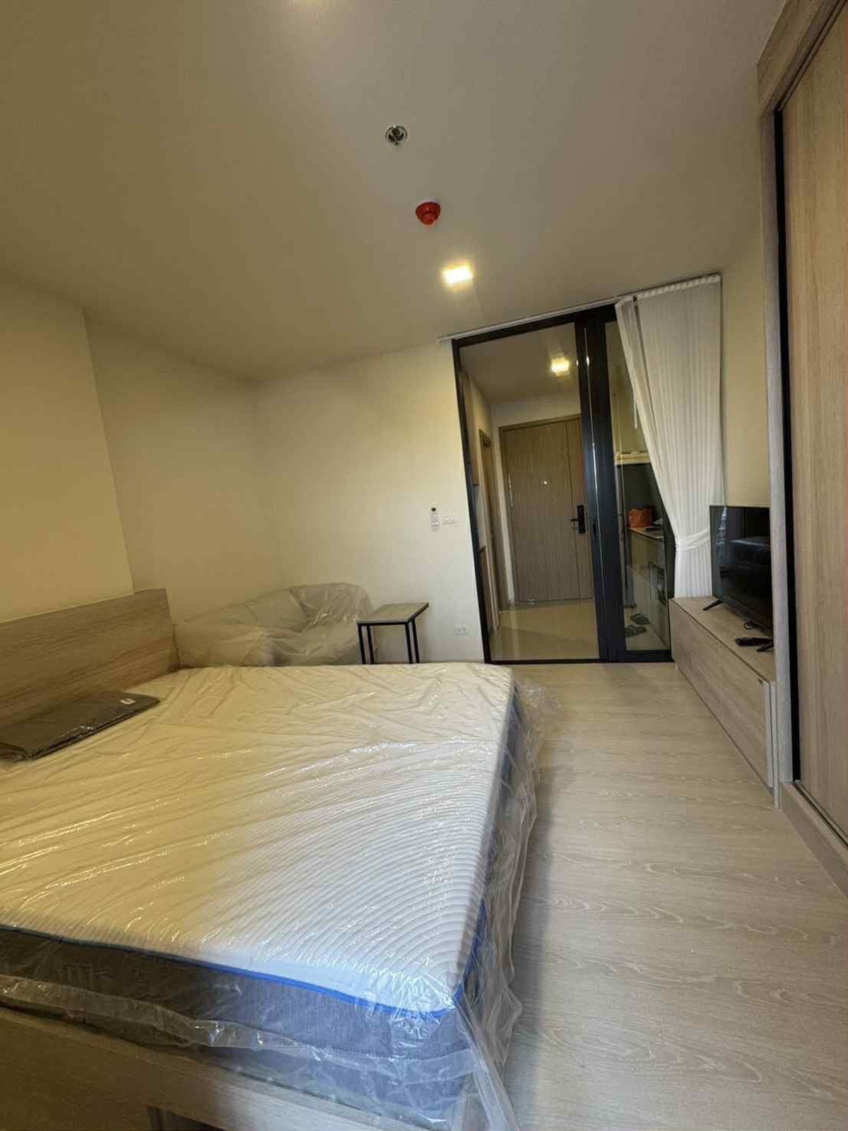 For RentCondoWongwianyai, Charoennakor : ⭐️ FLO By Sansiri ⭐️ Beautiful room for rent, 24.6 sq m., fully furnished and electrical appliances.