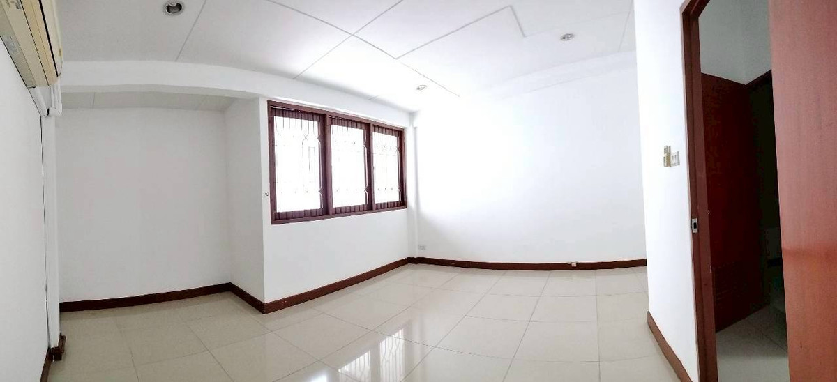 For RentTownhomeSukhumvit, Asoke, Thonglor : HR2961 3-story townhouse for rent in Thonglor area, near BTS Thonglor, suitable for living, office, clinic.