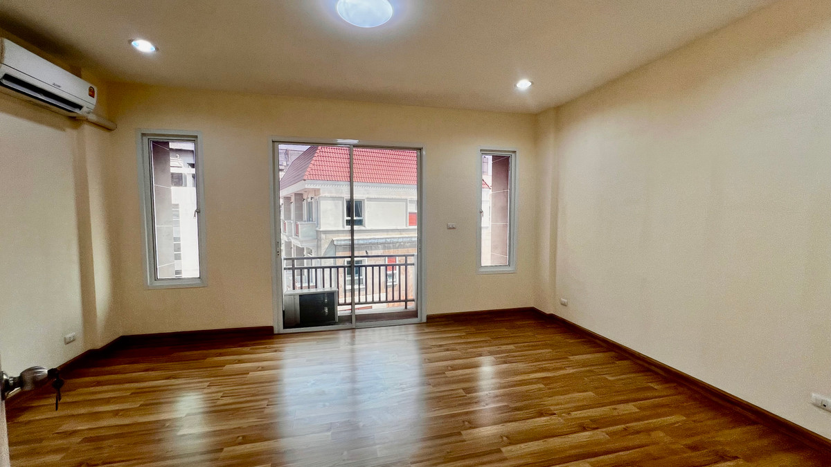 ขายทาวน์โฮมเกษตร นวมินทร์ ลาดปลาเค้า : ขาย ทาวน์โฮม 4 ชั้น Premium Place เอกมัย–รามอินทรา | ทำเลศักยภาพ ใกล้เลียบด่วน | เหมาะอยู่อาศัย–ทำออฟฟิศ–ลงทุนปล่อยเช่า