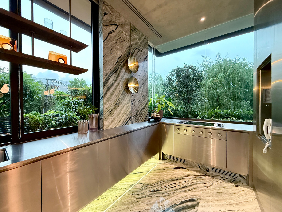 For SaleHouseBang Sue, Wong Sawang, Tao Pun : Very exclusive 3-story luxury house for sale, SONLE Residences Ratchadaphisek, Ultra Luxury Mansion in the heart of the city - only 5 exclusive homes from SC Asset, starting at 260 million baht.