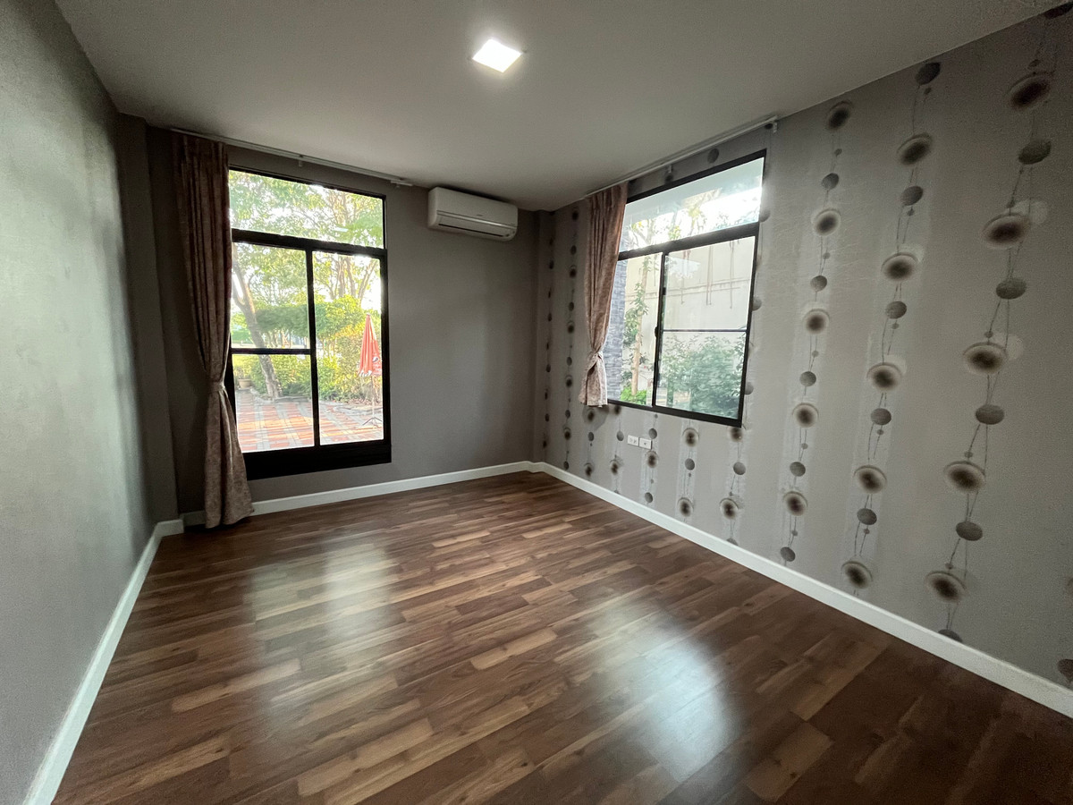 For SaleHouseSeri Thai, Ramkhamhaeng Nida : 🏠 Spacious Lakeside Family Home in Mantana Onnut–Wongwaen | 5 Bedrooms with Private Garden & 4-Car Parking | Near Mega Bangna and Major Expressways