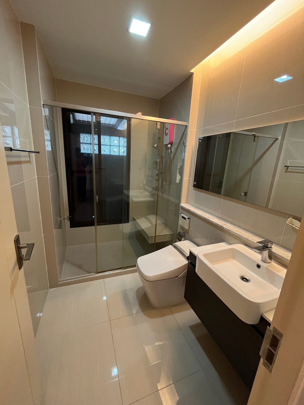 For SaleHouseSeri Thai, Ramkhamhaeng Nida : 🏠 Spacious Lakeside Family Home in Mantana Onnut–Wongwaen | 5 Bedrooms with Private Garden & 4-Car Parking | Near Mega Bangna and Major Expressways