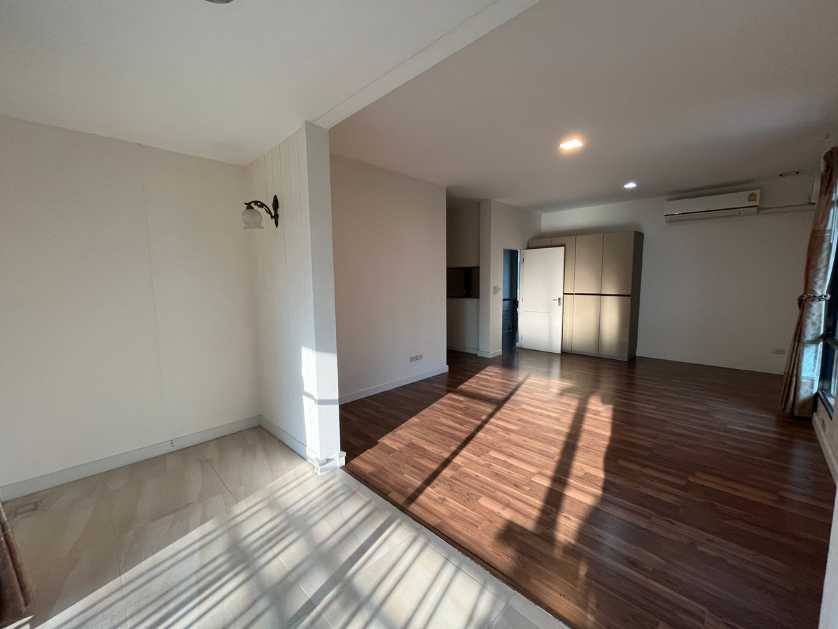 For SaleHouseSeri Thai, Ramkhamhaeng Nida : 🏠 Spacious Lakeside Family Home in Mantana Onnut–Wongwaen | 5 Bedrooms with Private Garden & 4-Car Parking | Near Mega Bangna and Major Expressways