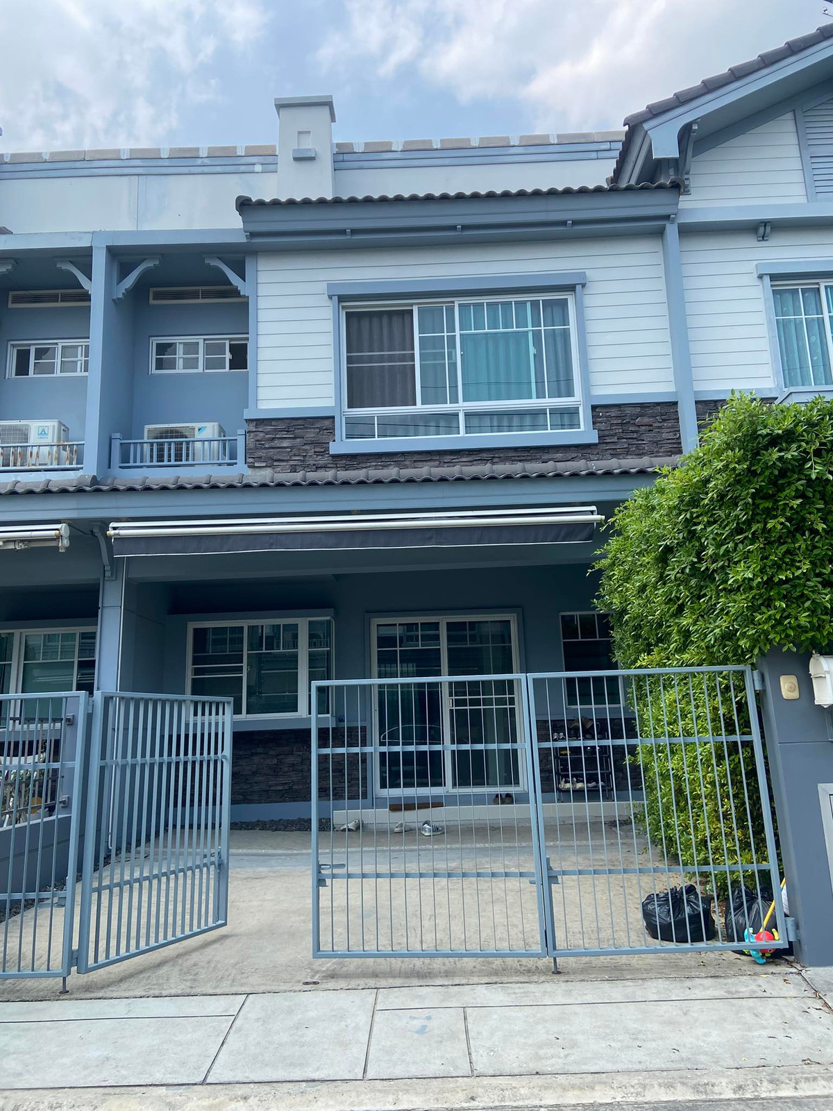 For RentTownhomeSamut Prakan,Samrong : For rent, 21 sq m, 3 bedrooms, 3 bathrooms, 2-story townhome, Indy 3, Bangna Km 7.