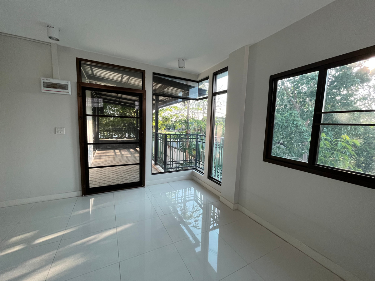 For SaleHouseSeri Thai, Ramkhamhaeng Nida : 🏠 Spacious Lakeside Family Home in Mantana Onnut–Wongwaen | 5 Bedrooms with Private Garden & 4-Car Parking | Near Mega Bangna and Major Expressways