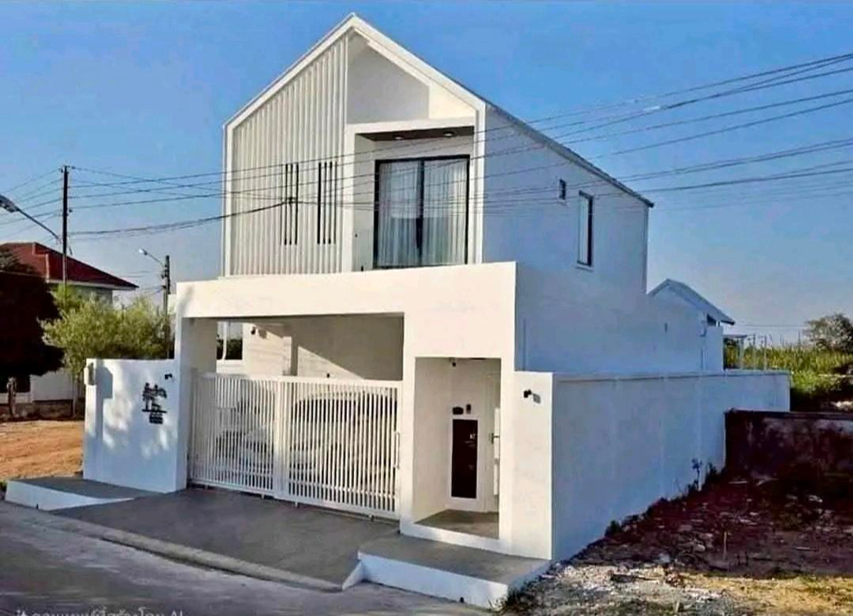 ให้เช่าบ้านลาดกระบัง สุวรรณภูมิ : ให้เช่า: บ้านเดี่ยวใหม่ 2 ชั้น สไตล์นอร์ดิก
🏡 โครงการ หมู่บ้านนครินทร์การ์เด้น ซ.ร่มเกล้า 19/1 (ใกล้สนามบินสุวรรณภูมิ)
💸 ค่าเช่า: 85,000 บาท/เดือน

.✨ ที่ดิน: 66 ตร.วา
🚗 จอดรถในบ้านได้ 2 คัน
🏠 เลขที่บ้านมงคล: 666
✨ บ้านใหม่ เฟอร์นิเจอร์ครบ พร้อมเครื่อ