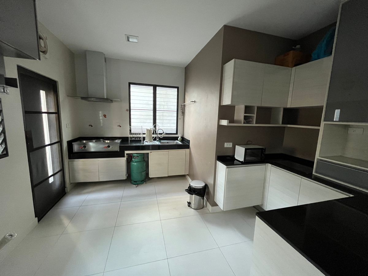 For SaleHouseSeri Thai, Ramkhamhaeng Nida : 🏠 Spacious Lakeside Family Home in Mantana Onnut–Wongwaen | 5 Bedrooms with Private Garden & 4-Car Parking | Near Mega Bangna and Major Expressways