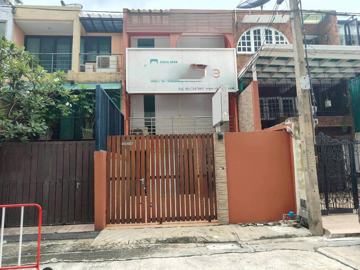 For RentTownhomeSukhumvit, Asoke, Thonglor : HR2961 3-story townhouse for rent in Thonglor area, near BTS Thonglor, suitable for living, office, clinic.