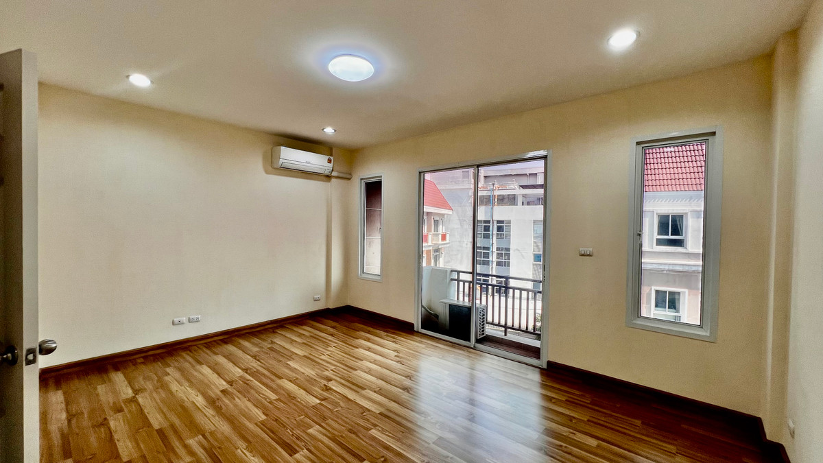 ขายทาวน์โฮมเกษตร นวมินทร์ ลาดปลาเค้า : ขาย ทาวน์โฮม 4 ชั้น Premium Place เอกมัย–รามอินทรา | ทำเลศักยภาพ ใกล้เลียบด่วน | เหมาะอยู่อาศัย–ทำออฟฟิศ–ลงทุนปล่อยเช่า