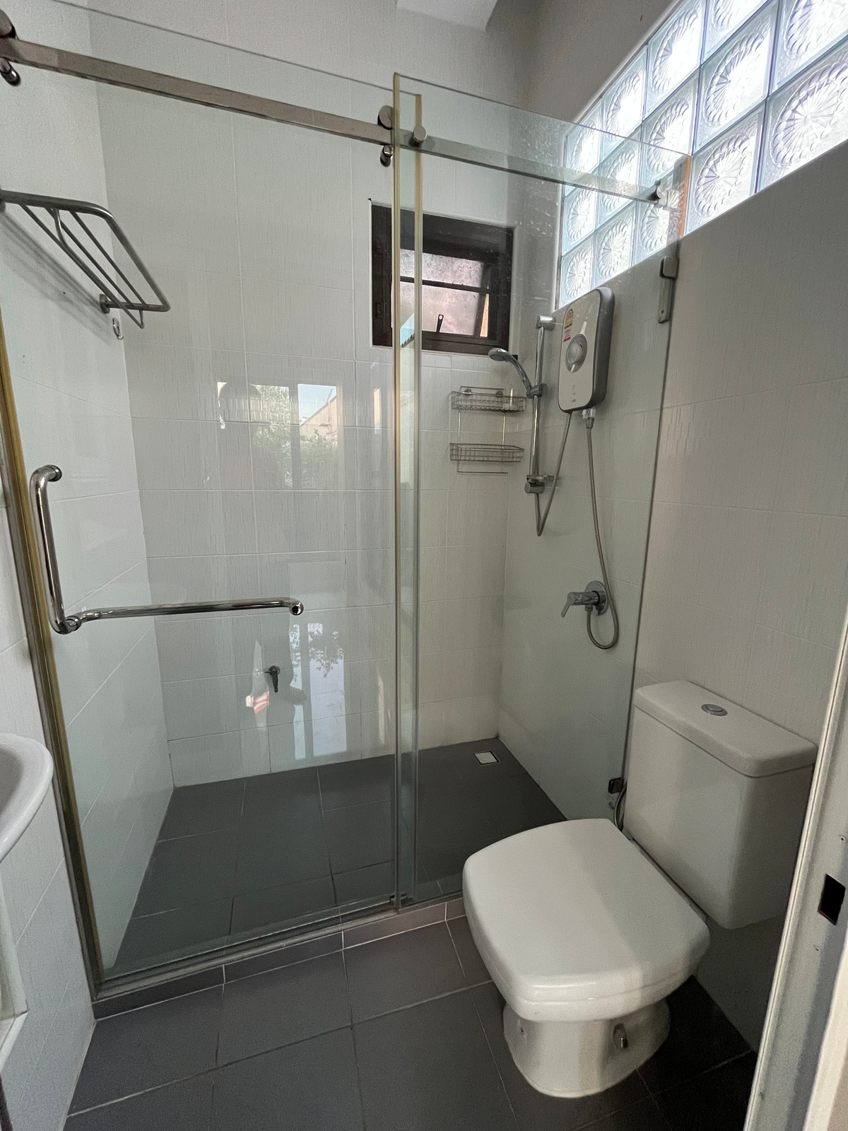 For SaleHouseSeri Thai, Ramkhamhaeng Nida : 🏠 Spacious Lakeside Family Home in Mantana Onnut–Wongwaen | 5 Bedrooms with Private Garden & 4-Car Parking | Near Mega Bangna and Major Expressways