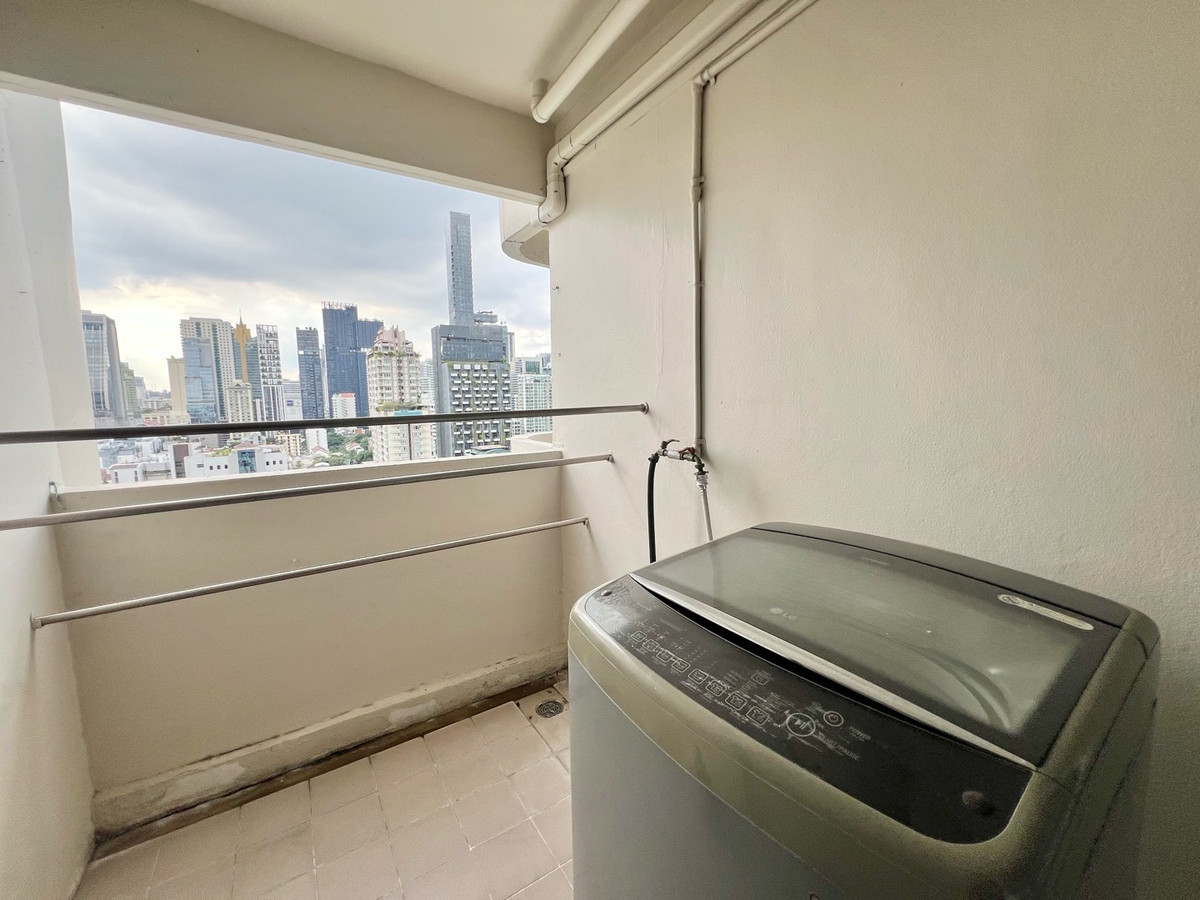 For SaleCondoSukhumvit, Asoke, Thonglor : Rare Spacious Unit in Phrom Phong DS Tower 1 Sukhumvit 33 205sqm 22MB