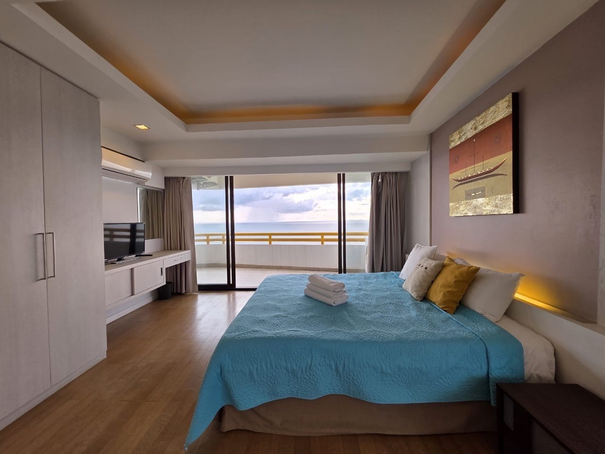 CondoPattaya, Bangsaen, Chonburi : Condo for sale Sunshine Beach Condotel Na Jomtien Pattaya Area 188 sqm.  3 bedrooms, 3 bathrooms + Maid room. 21th floor.