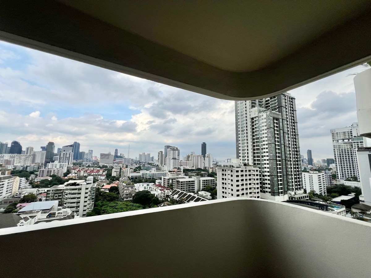 For SaleCondoSukhumvit, Asoke, Thonglor : Rare Spacious Unit in Phrom Phong DS Tower 1 Sukhumvit 33 205sqm 22MB