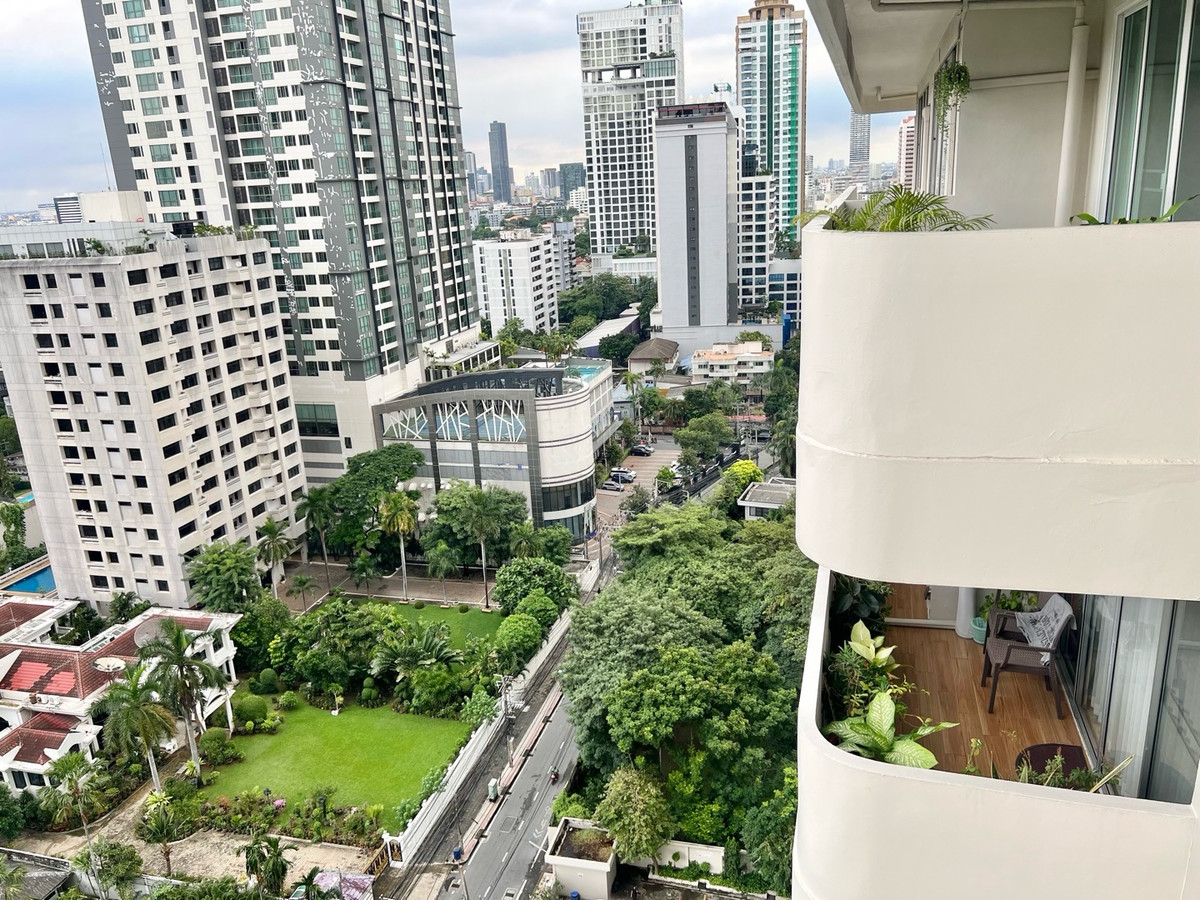 For SaleCondoSukhumvit, Asoke, Thonglor : Rare Spacious Unit in Phrom Phong DS Tower 1 Sukhumvit 33 205sqm 22MB