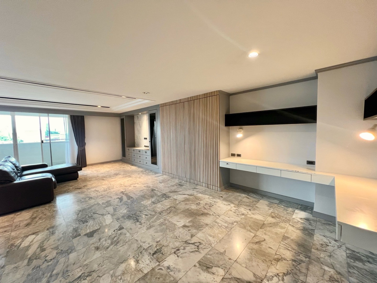 For SaleCondoSukhumvit, Asoke, Thonglor : Rare Spacious Unit in Phrom Phong DS Tower 1 Sukhumvit 33 205sqm 22MB