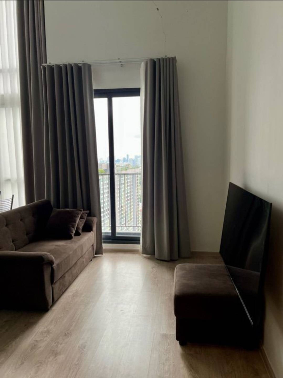 ให้เช่าคอนโดพระราม 9 เพชรบุรีตัดใหม่ RCA : ปล่อยเช่า  The Tree Pattanakarn - Ekkamai ห้องลอฟแบบใหญ่ 2 ชั้น  สภาพใหม่มาก 