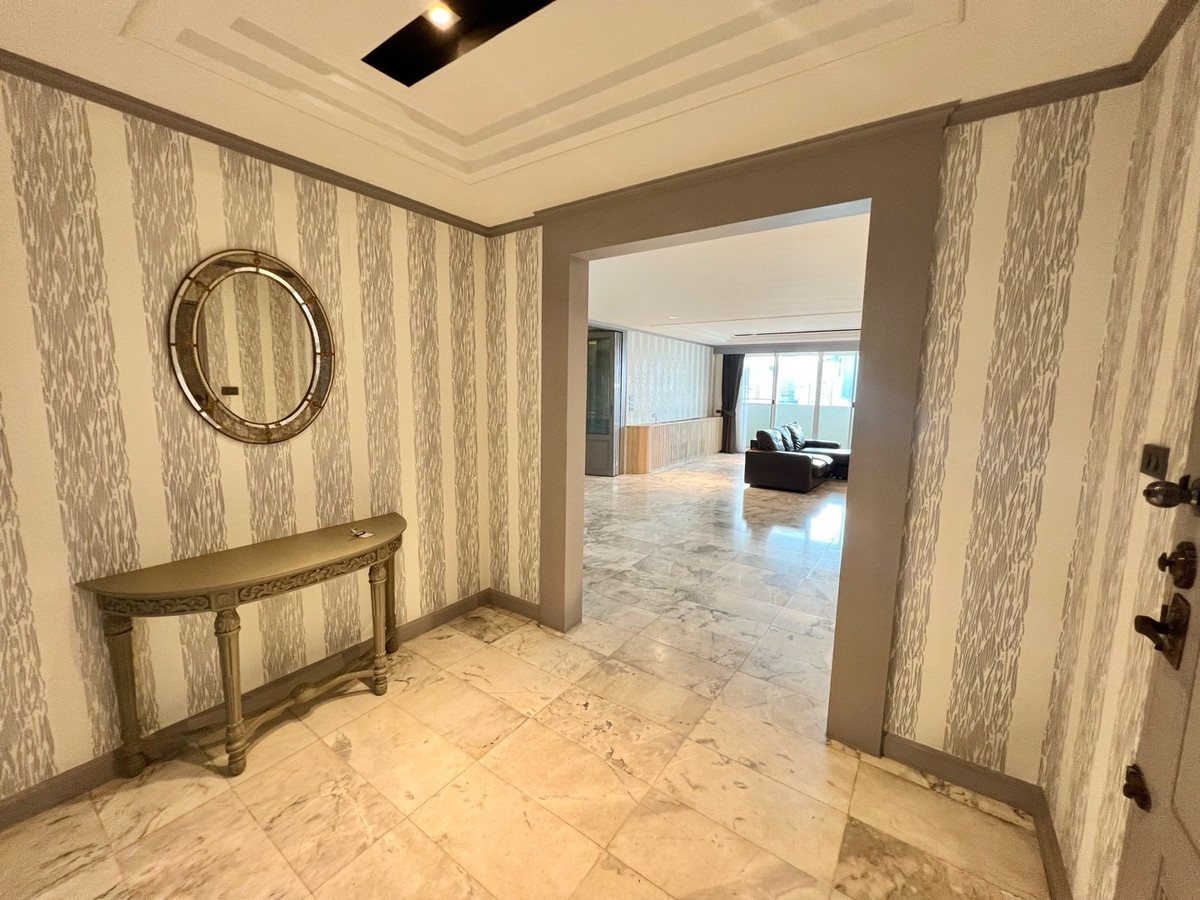 For SaleCondoSukhumvit, Asoke, Thonglor : Rare Spacious Unit in Phrom Phong DS Tower 1 Sukhumvit 33 205sqm 22MB