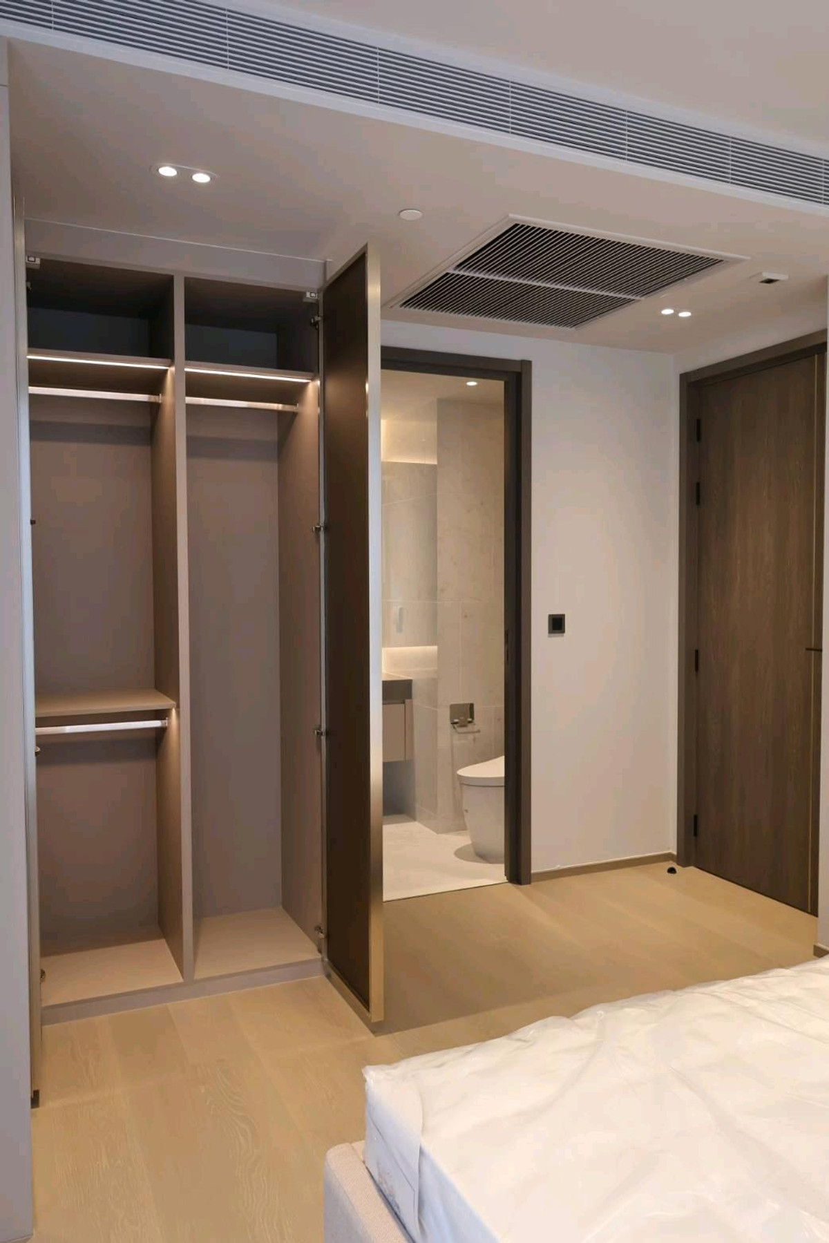 For RentCondoWitthayu, Chidlom, Langsuan, Ploenchit : ✨ Tonson One Residence – 1BR 57 sq m., simple, elegant room, warm like home. Ready to move in after the new year.