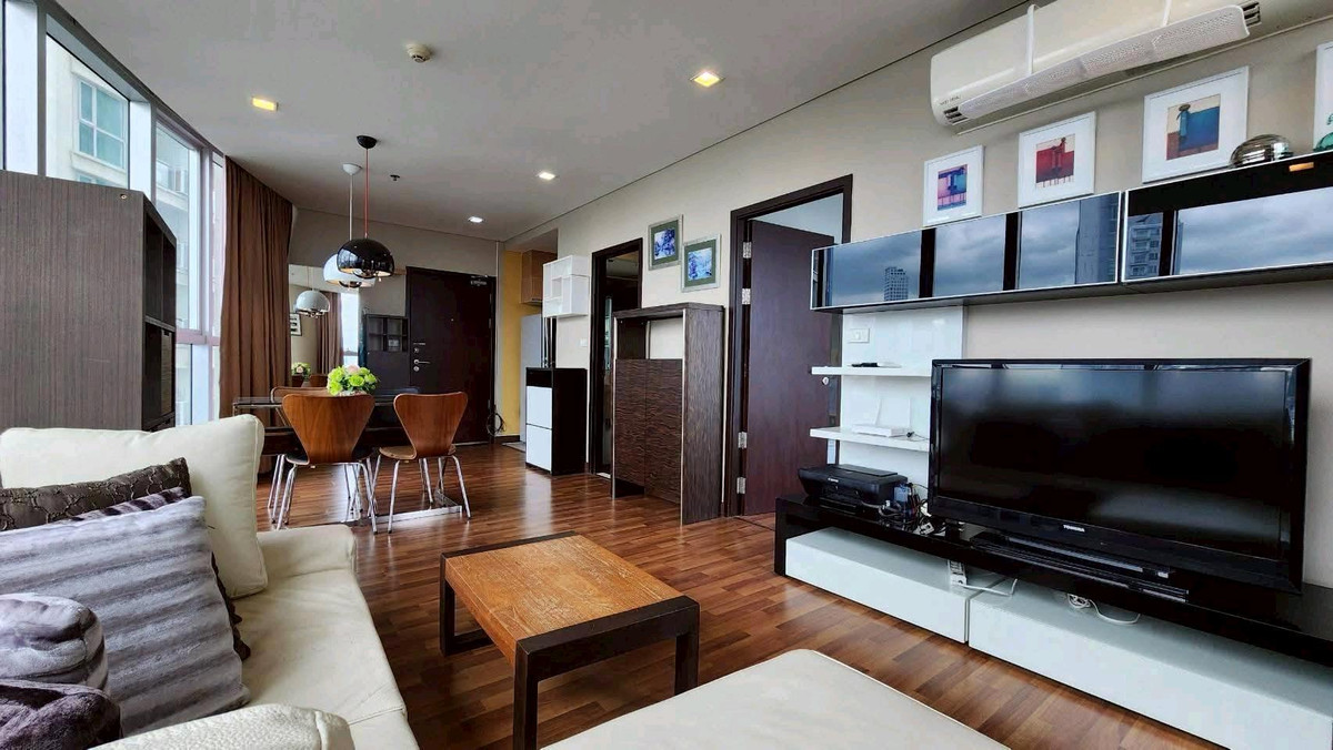 For RentCondoOnnut, Udomsuk : 🚶‍♀️ Walk only 200 meters to BTS Phra Khanong, great location, walk to the BTS. Dont waste time in Bangkok! (Very wide! Being alone is comfortable / Being together is not uncomfortable)