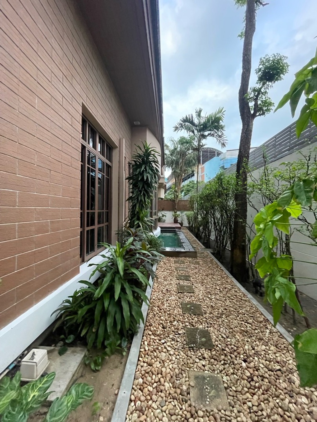 ให้เช่าบ้านอ่อนนุช อุดมสุข : Baan Sansiri Sukhumvit 67 Private swimming pool inside the house Prime Sukhumvit BTS Phra Khanong Station (Exit 1) @bhumdevelopment 