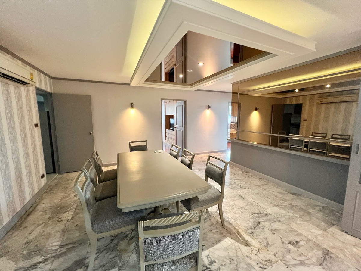 For SaleCondoSukhumvit, Asoke, Thonglor : Rare Spacious Unit in Phrom Phong DS Tower 1 Sukhumvit 33 205sqm 22MB