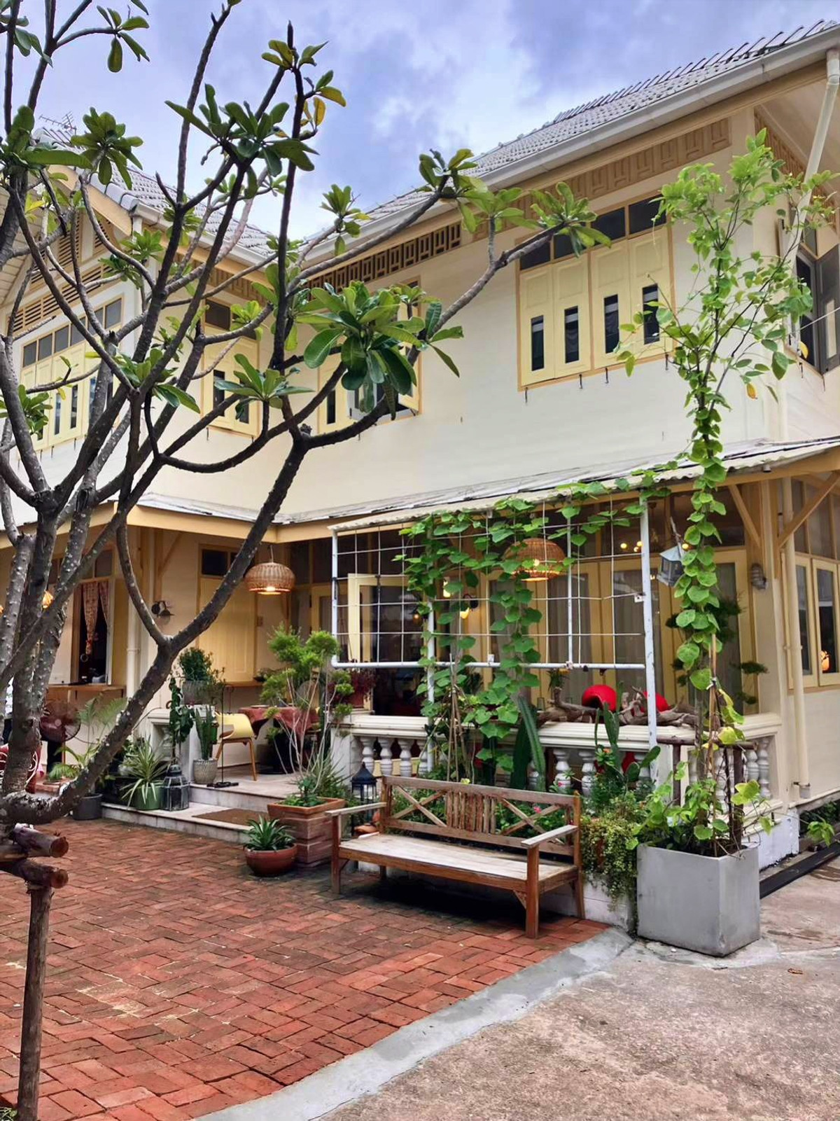 For LeaseholdRetail SpaceSilom, Saladaeng, Bangrak : Homey style restaurant for rent, Silom, Sathorn, Surawong, very cheap rent. Surrounded by offices, condos, universities and hotels.