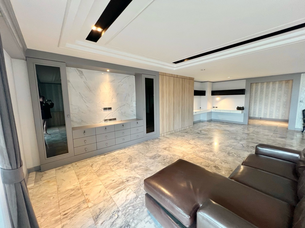 For SaleCondoSukhumvit, Asoke, Thonglor : Rare Spacious Unit in Phrom Phong DS Tower 1 Sukhumvit 33 205sqm 22MB