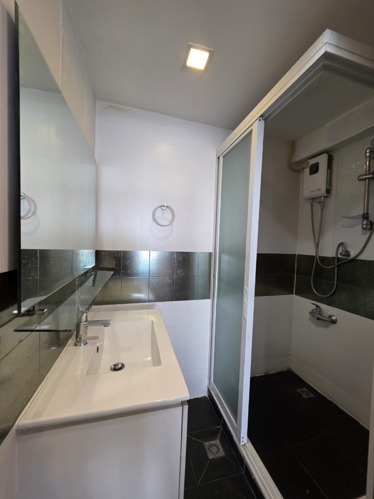 คอนโดพัทยา บางแสน ชลบุรี สัตหีบ : ขายคอนโด ซันไชน์ บีช คอนโดเทล นาจอมเทียน พัทยา Area 188 sqm.3 bedrooms, 3 bathrooms + Maid room. ชั้น 21th floor 