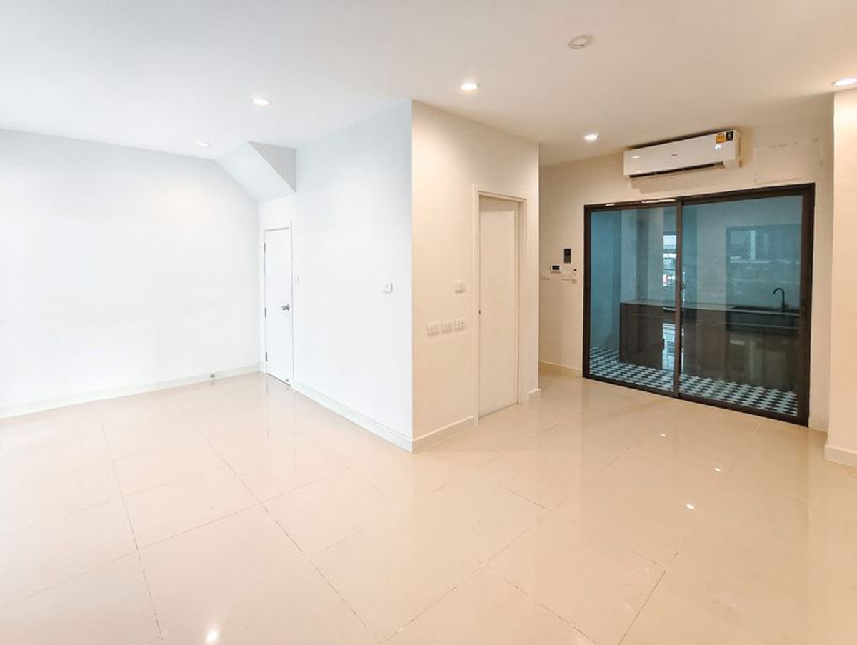 ขายทาวน์โฮมบางนา แบริ่ง ลาซาล : 🏠 ขายทาวน์โฮม 2 ชั้น V Compound บางนา–ศรีนครินทร์ โดย SC Asset  เนื้อที่ 19.9 ตารางวา 2 ห้องนอน ตำบลบางแก้ว อำเภอบางพลี สมุทรปราการ