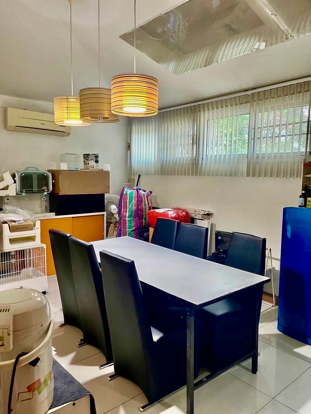 ขายบ้านลาดพร้าว เซ็นทรัลลาดพร้าว : บ้านเดี่ยว 2 ชั้น บนทำเลทองใจกลางกรุงเทพฯ ตั้งอยู่ในซอยวิภาวดีรังสิต แขวงจอมพล เขตจตุจักร เดินทางสะดวก เข้า–ออกได้หลายเส้นทาง ทั้งวิภาวดีรังสิต, พหลโยธิน และลาดพร้าว เหมาะสำหรับอยู่อาศัย ทำโฮมออฟฟิศ หรือซื้อลงทุนในอนาคต