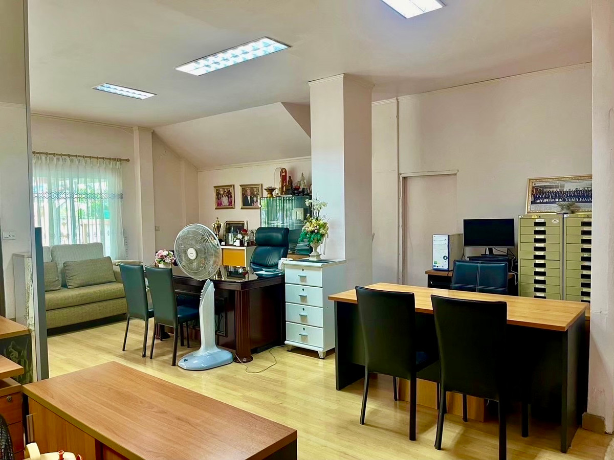 ขายบ้านลาดพร้าว เซ็นทรัลลาดพร้าว : บ้านเดี่ยว 2 ชั้น บนทำเลทองใจกลางกรุงเทพฯ ตั้งอยู่ในซอยวิภาวดีรังสิต แขวงจอมพล เขตจตุจักร เดินทางสะดวก เข้า–ออกได้หลายเส้นทาง ทั้งวิภาวดีรังสิต, พหลโยธิน และลาดพร้าว เหมาะสำหรับอยู่อาศัย ทำโฮมออฟฟิศ หรือซื้อลงทุนในอนาคต