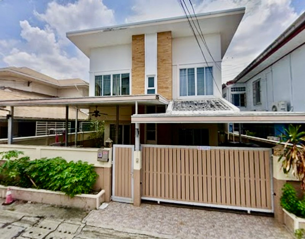 ขายบ้านลาดพร้าว เซ็นทรัลลาดพร้าว : บ้านเดี่ยว 2 ชั้น บนทำเลทองใจกลางกรุงเทพฯ ตั้งอยู่ในซอยวิภาวดีรังสิต แขวงจอมพล เขตจตุจักร เดินทางสะดวก เข้า–ออกได้หลายเส้นทาง ทั้งวิภาวดีรังสิต, พหลโยธิน และลาดพร้าว เหมาะสำหรับอยู่อาศัย ทำโฮมออฟฟิศ หรือซื้อลงทุนในอนาคต