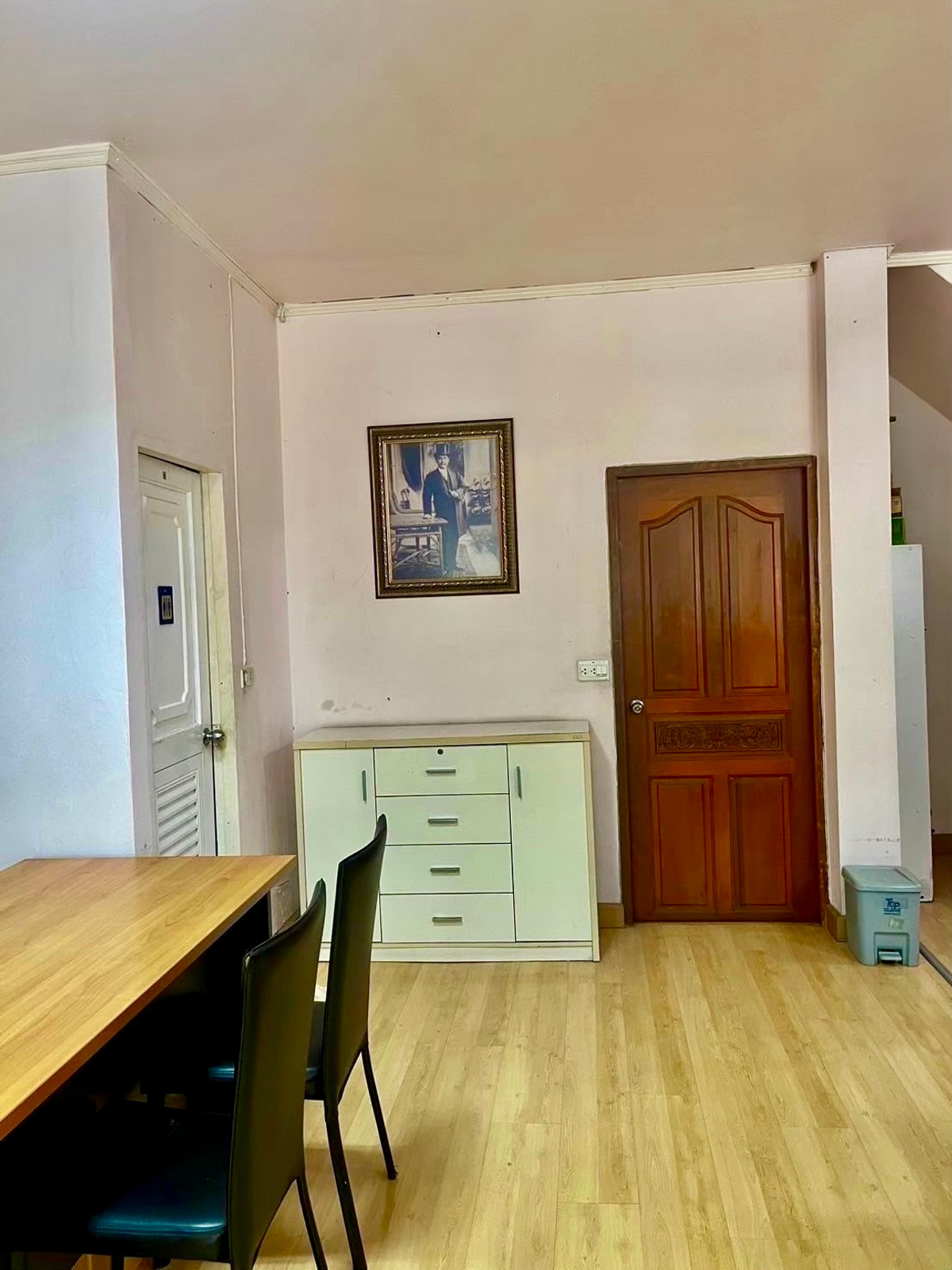 ขายบ้านลาดพร้าว เซ็นทรัลลาดพร้าว : บ้านเดี่ยว 2 ชั้น บนทำเลทองใจกลางกรุงเทพฯ ตั้งอยู่ในซอยวิภาวดีรังสิต แขวงจอมพล เขตจตุจักร เดินทางสะดวก เข้า–ออกได้หลายเส้นทาง ทั้งวิภาวดีรังสิต, พหลโยธิน และลาดพร้าว เหมาะสำหรับอยู่อาศัย ทำโฮมออฟฟิศ หรือซื้อลงทุนในอนาคต