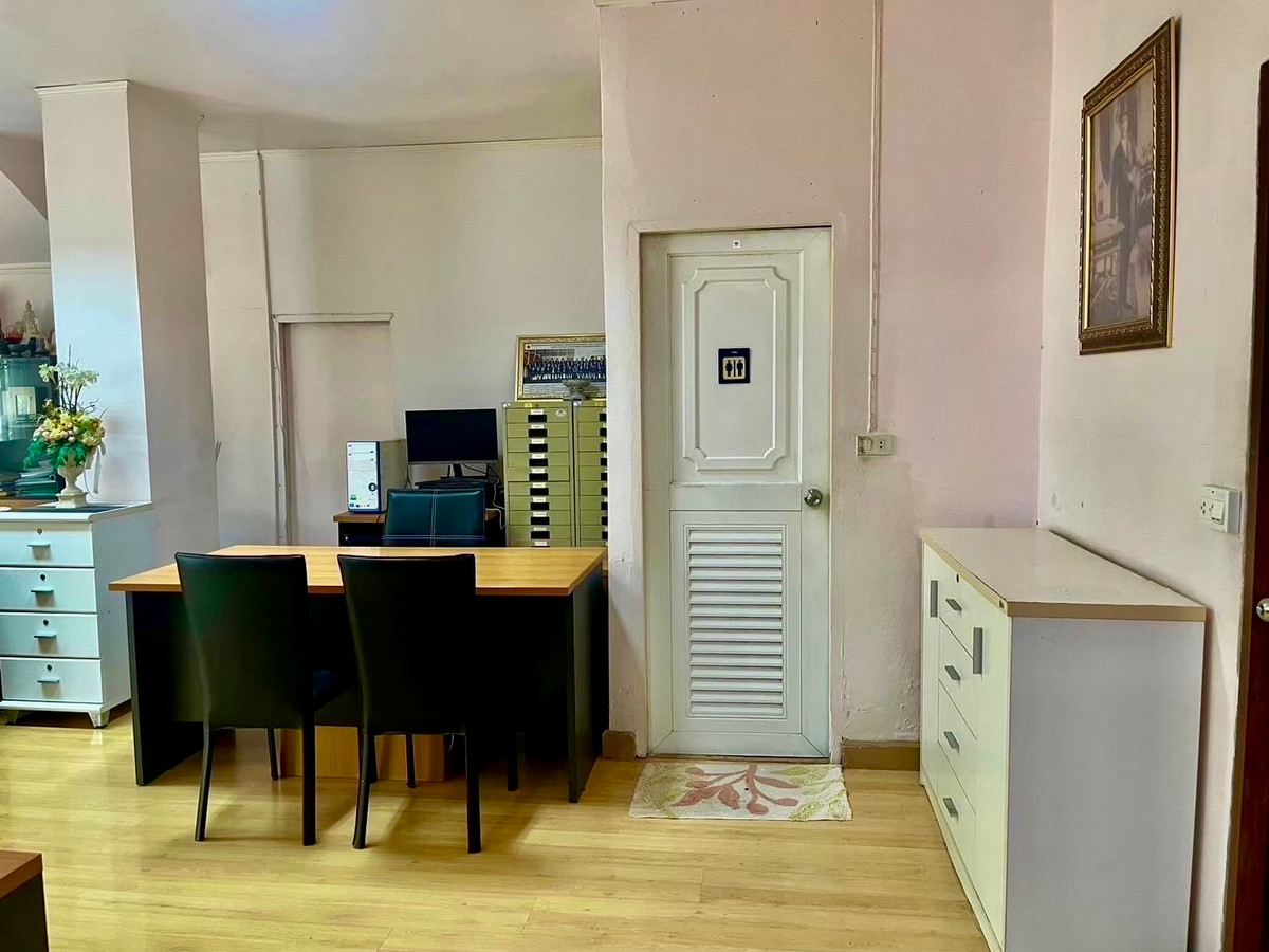 ขายบ้านลาดพร้าว เซ็นทรัลลาดพร้าว : บ้านเดี่ยว 2 ชั้น บนทำเลทองใจกลางกรุงเทพฯ ตั้งอยู่ในซอยวิภาวดีรังสิต แขวงจอมพล เขตจตุจักร เดินทางสะดวก เข้า–ออกได้หลายเส้นทาง ทั้งวิภาวดีรังสิต, พหลโยธิน และลาดพร้าว เหมาะสำหรับอยู่อาศัย ทำโฮมออฟฟิศ หรือซื้อลงทุนในอนาคต