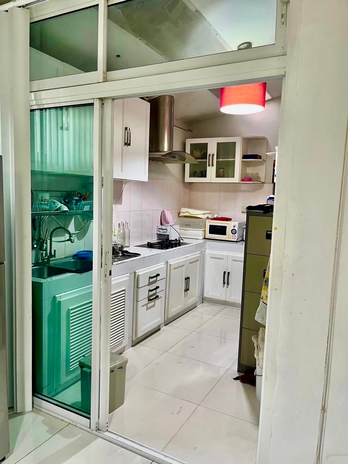 ขายบ้านลาดพร้าว เซ็นทรัลลาดพร้าว : บ้านเดี่ยว 2 ชั้น บนทำเลทองใจกลางกรุงเทพฯ ตั้งอยู่ในซอยวิภาวดีรังสิต แขวงจอมพล เขตจตุจักร เดินทางสะดวก เข้า–ออกได้หลายเส้นทาง ทั้งวิภาวดีรังสิต, พหลโยธิน และลาดพร้าว เหมาะสำหรับอยู่อาศัย ทำโฮมออฟฟิศ หรือซื้อลงทุนในอนาคต