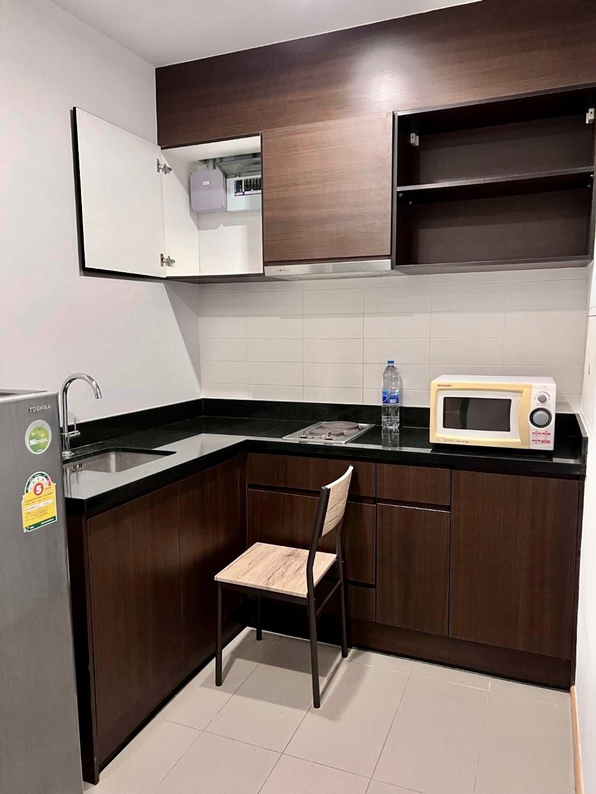 For RentCondoAri,Anusaowaree : Negotiable Best Deal! The Vertical Aree 40 sq.m., closed kitchen type, project in Aree Soi 1, fully furnished. Ready to move in