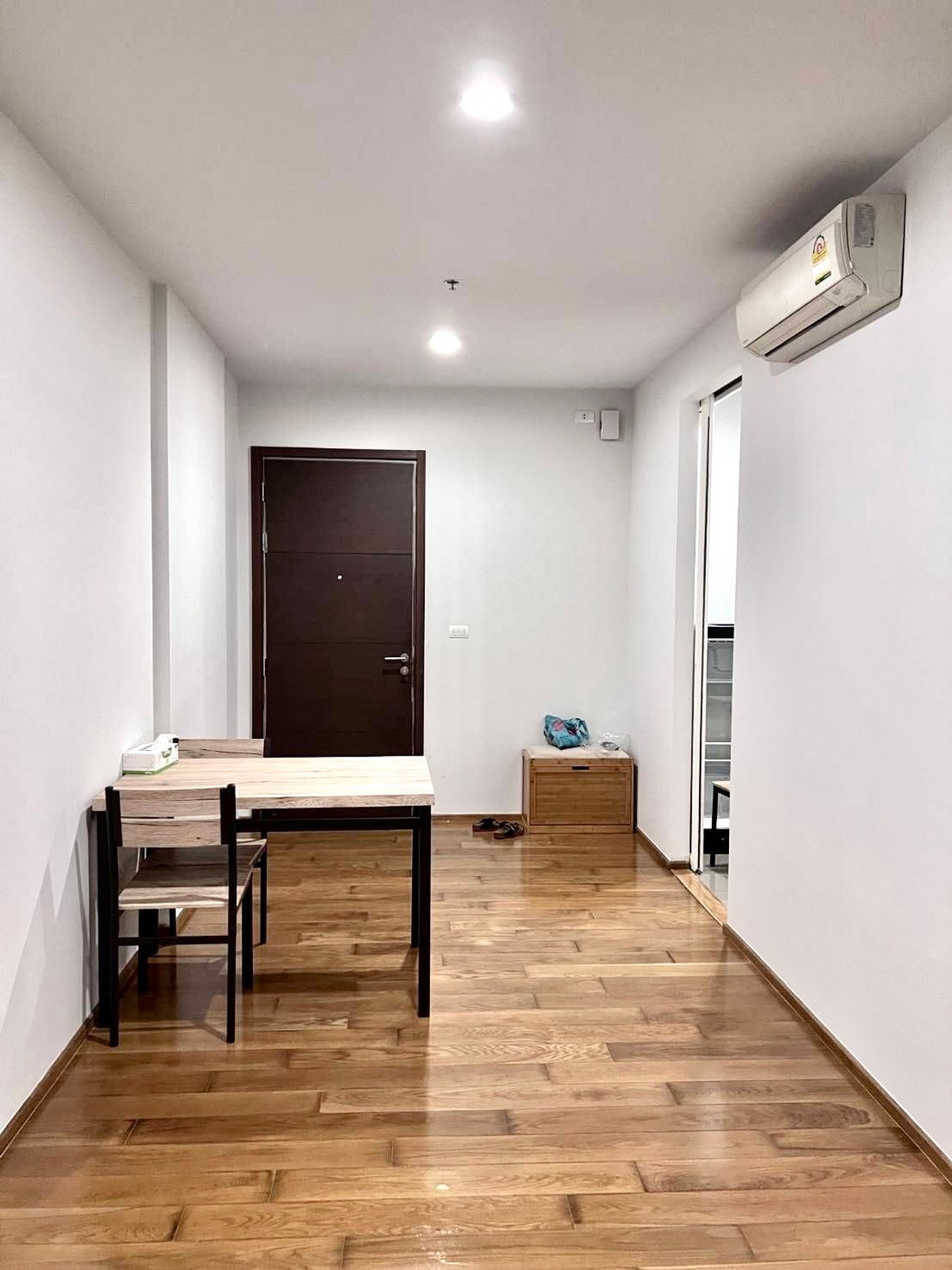 For RentCondoAri,Anusaowaree : Negotiable Best Deal! The Vertical Aree 40 sq.m., closed kitchen type, project in Aree Soi 1, fully furnished. Ready to move in