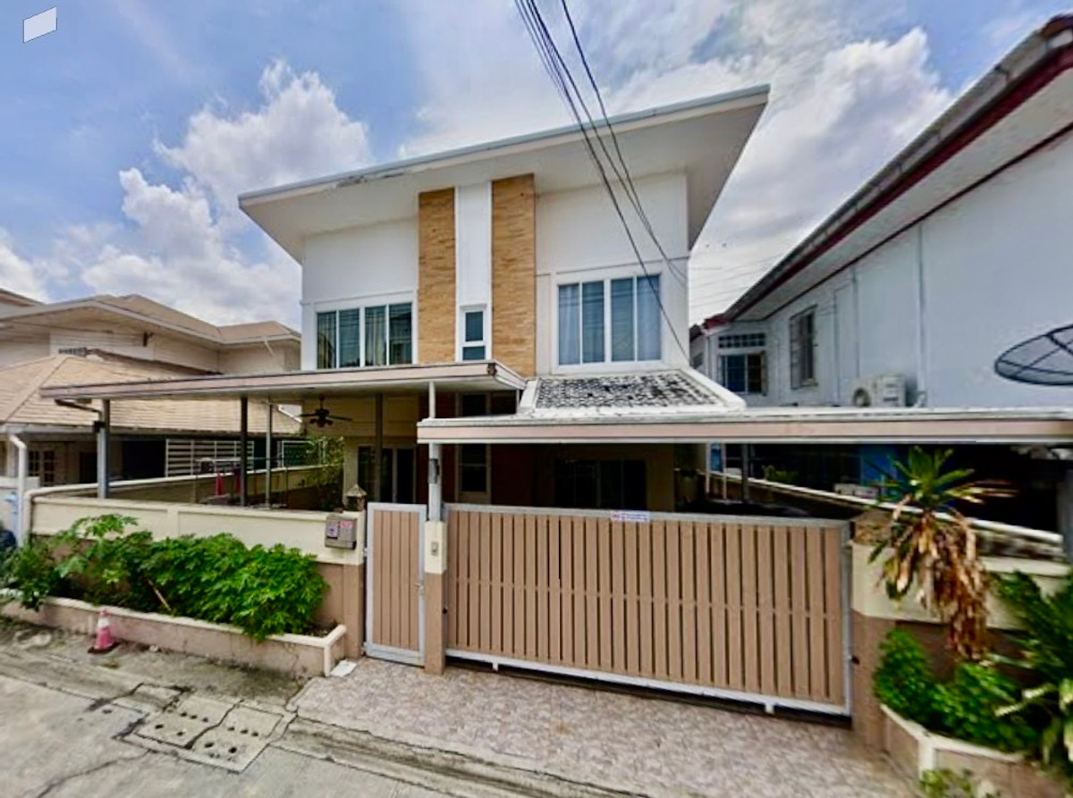 ขายบ้านลาดพร้าว เซ็นทรัลลาดพร้าว : บ้านเดี่ยว 2 ชั้น บนทำเลทองใจกลางกรุงเทพฯ ตั้งอยู่ในซอยวิภาวดีรังสิต แขวงจอมพล เขตจตุจักร เดินทางสะดวก เข้า–ออกได้หลายเส้นทาง ทั้งวิภาวดีรังสิต, พหลโยธิน และลาดพร้าว เหมาะสำหรับอยู่อาศัย ทำโฮมออฟฟิศ หรือซื้อลงทุนในอนาคต