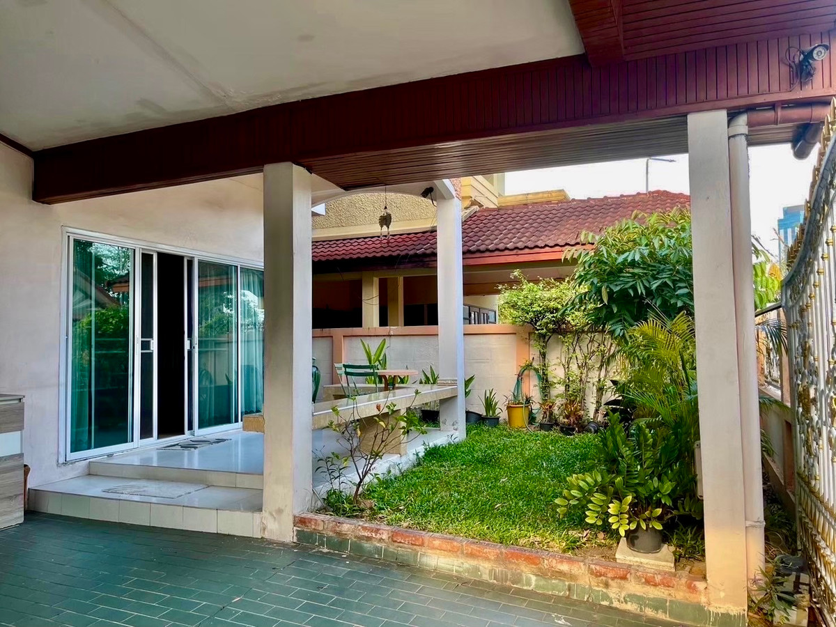 ขายบ้านลาดพร้าว เซ็นทรัลลาดพร้าว : บ้านเดี่ยว 2 ชั้น บนทำเลทองใจกลางกรุงเทพฯ ตั้งอยู่ในซอยวิภาวดีรังสิต แขวงจอมพล เขตจตุจักร เดินทางสะดวก เข้า–ออกได้หลายเส้นทาง ทั้งวิภาวดีรังสิต, พหลโยธิน และลาดพร้าว เหมาะสำหรับอยู่อาศัย ทำโฮมออฟฟิศ หรือซื้อลงทุนในอนาคต