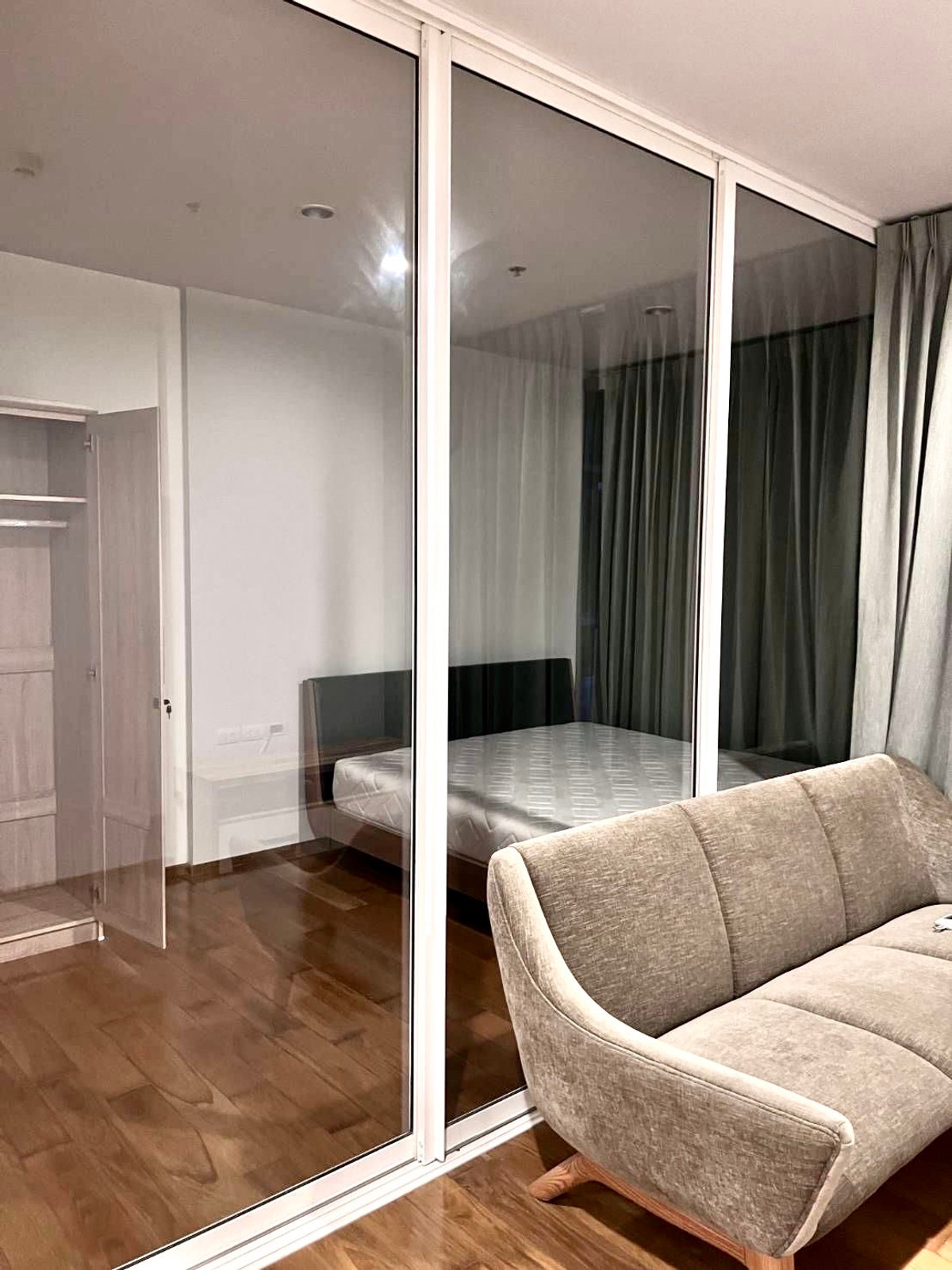 For RentCondoAri,Anusaowaree : Negotiable Best Deal! The Vertical Aree 40 sq.m., closed kitchen type, project in Aree Soi 1, fully furnished. Ready to move in