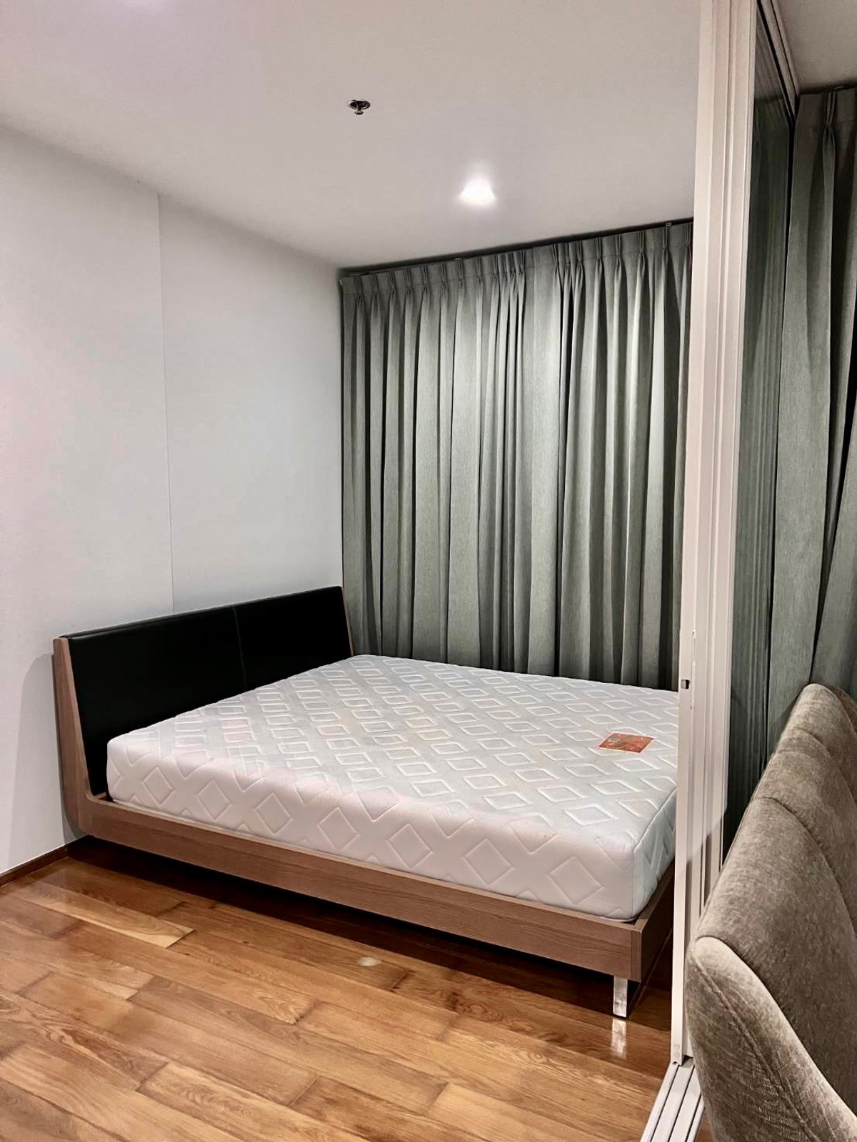 For RentCondoAri,Anusaowaree : Negotiable Best Deal! The Vertical Aree 40 sq.m., closed kitchen type, project in Aree Soi 1, fully furnished. Ready to move in