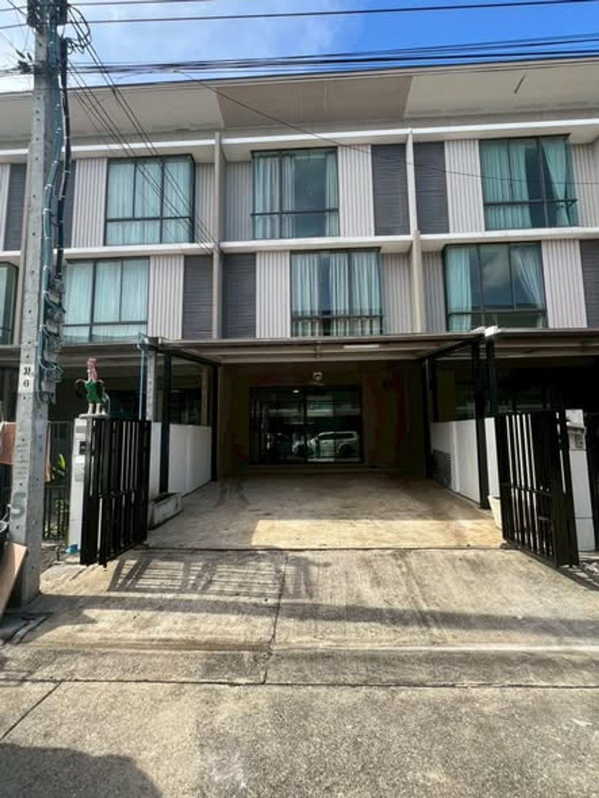 For RentTownhomeSeri Thai, Ramkhamhaeng Nida : Townhome for rent, 3 floors, Pruksa Ville Ramkhamhaeng Seri Thai 81, ready to move in.