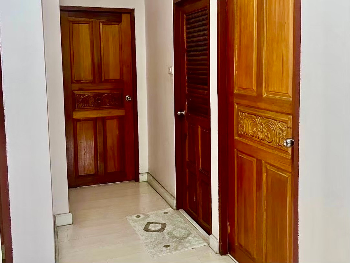 ขายบ้านลาดพร้าว เซ็นทรัลลาดพร้าว : บ้านเดี่ยว 2 ชั้น บนทำเลทองใจกลางกรุงเทพฯ ตั้งอยู่ในซอยวิภาวดีรังสิต แขวงจอมพล เขตจตุจักร เดินทางสะดวก เข้า–ออกได้หลายเส้นทาง ทั้งวิภาวดีรังสิต, พหลโยธิน และลาดพร้าว เหมาะสำหรับอยู่อาศัย ทำโฮมออฟฟิศ หรือซื้อลงทุนในอนาคต