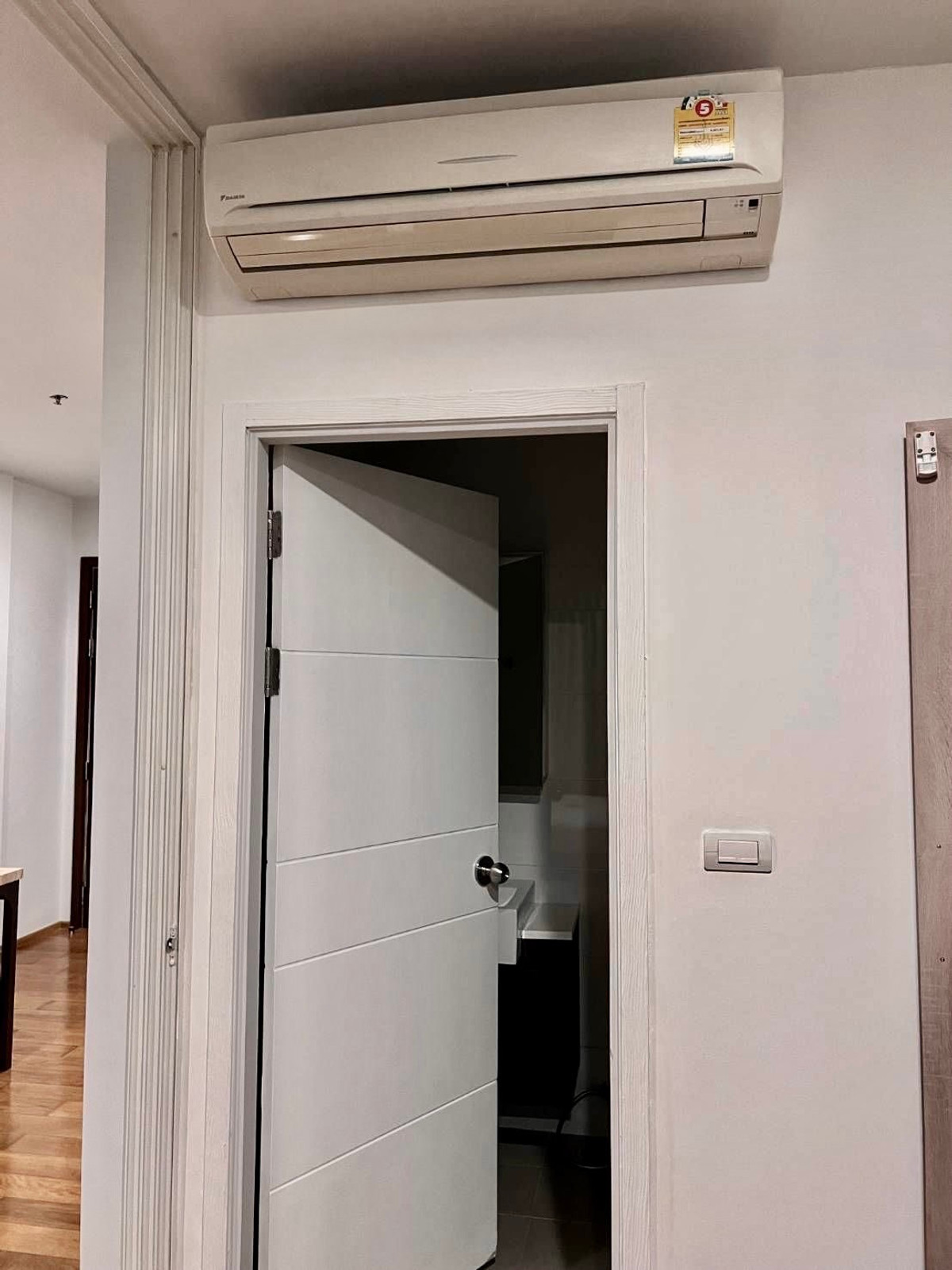 For RentCondoAri,Anusaowaree : Negotiable Best Deal! The Vertical Aree 40 sq.m., closed kitchen type, project in Aree Soi 1, fully furnished. Ready to move in