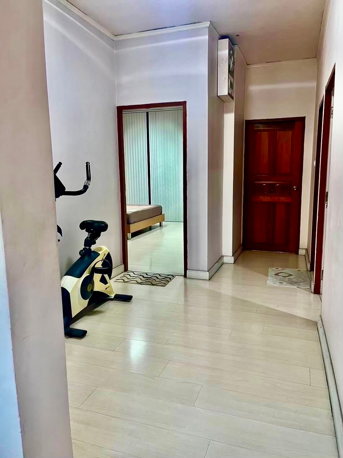 ขายบ้านลาดพร้าว เซ็นทรัลลาดพร้าว : บ้านเดี่ยว 2 ชั้น บนทำเลทองใจกลางกรุงเทพฯ ตั้งอยู่ในซอยวิภาวดีรังสิต แขวงจอมพล เขตจตุจักร เดินทางสะดวก เข้า–ออกได้หลายเส้นทาง ทั้งวิภาวดีรังสิต, พหลโยธิน และลาดพร้าว เหมาะสำหรับอยู่อาศัย ทำโฮมออฟฟิศ หรือซื้อลงทุนในอนาคต