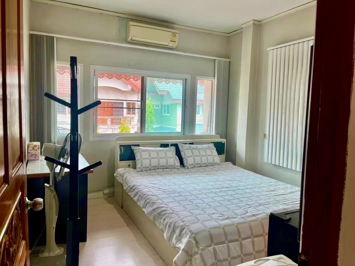 ขายบ้านลาดพร้าว เซ็นทรัลลาดพร้าว : บ้านเดี่ยว 2 ชั้น บนทำเลทองใจกลางกรุงเทพฯ ตั้งอยู่ในซอยวิภาวดีรังสิต แขวงจอมพล เขตจตุจักร เดินทางสะดวก เข้า–ออกได้หลายเส้นทาง ทั้งวิภาวดีรังสิต, พหลโยธิน และลาดพร้าว เหมาะสำหรับอยู่อาศัย ทำโฮมออฟฟิศ หรือซื้อลงทุนในอนาคต